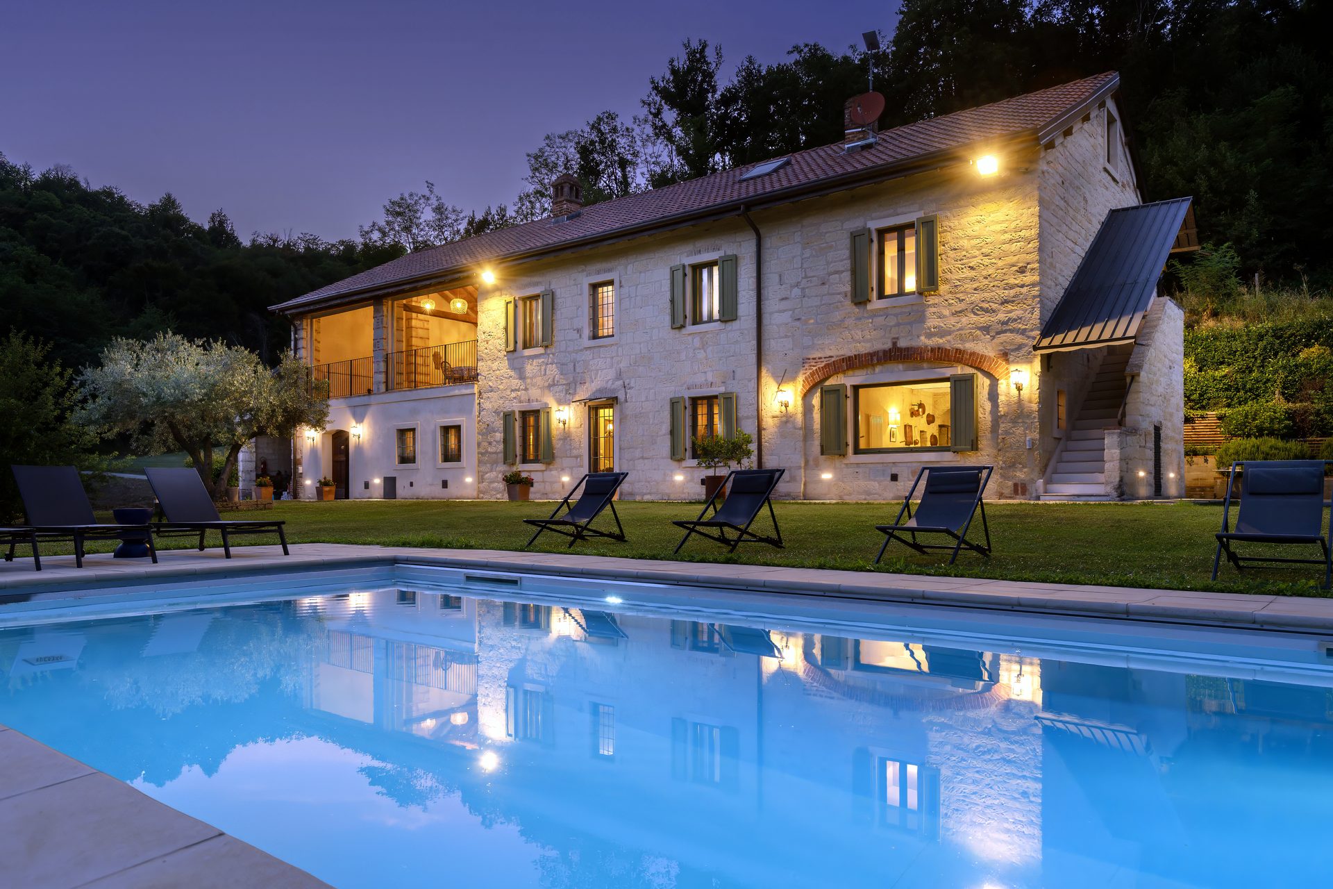 Villa Didiea al tramonto: la piscina e la dimora in pietra nel Monferrato